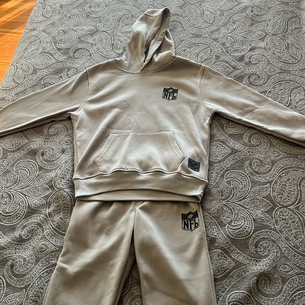 NFL sweatsuit for boys size 10-12